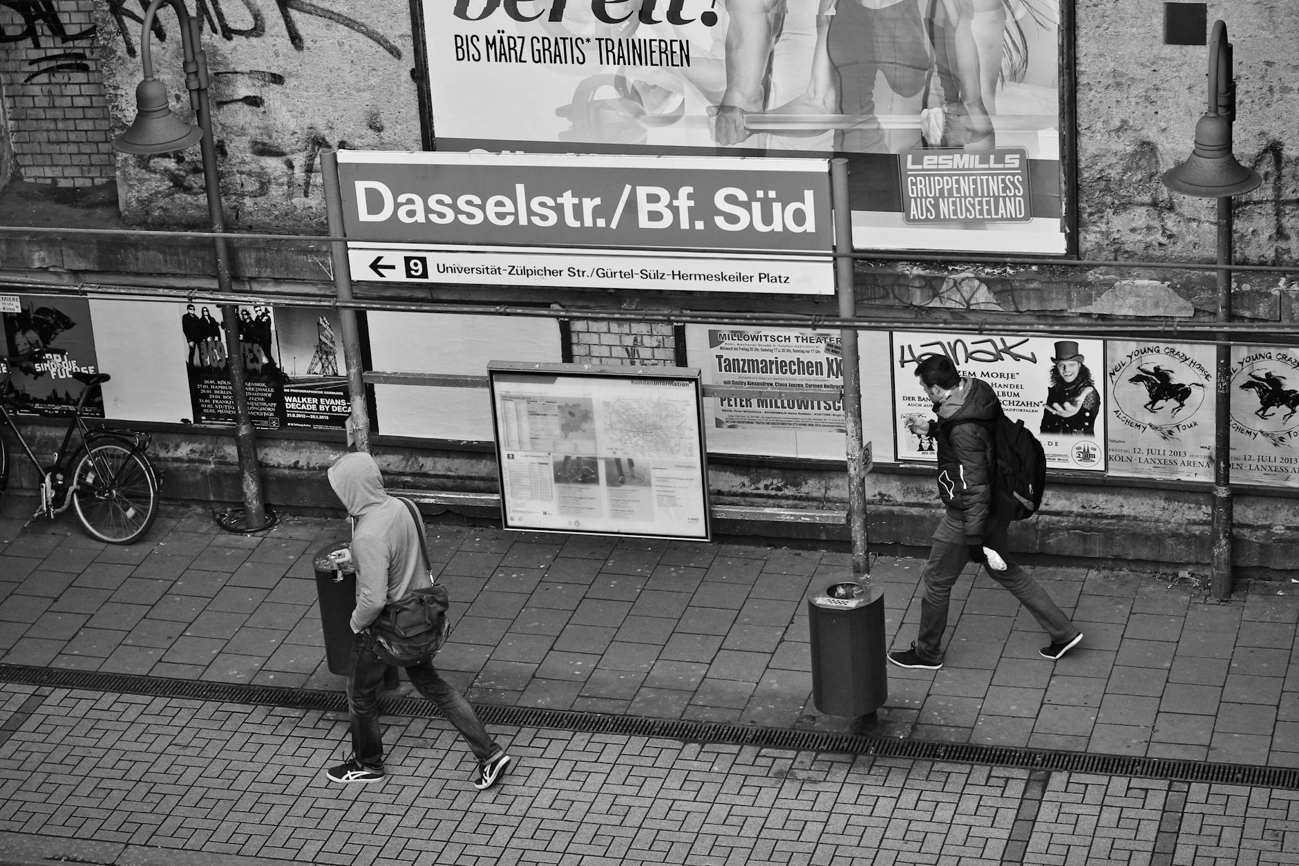 Black and white photo of Dasselstr./Bf. Süd station with people walking.